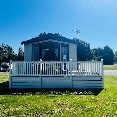 The Poplars Lodge With Hot Tub York Exterior photo