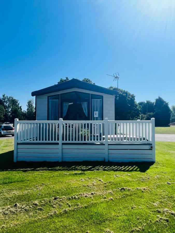 The Poplars Lodge With Hot Tub York Exterior photo